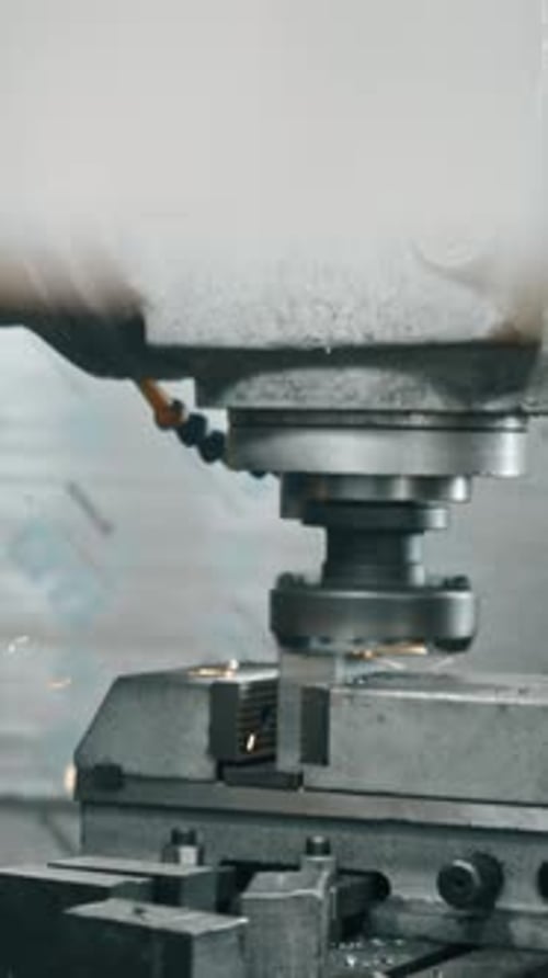 Bloc métallique en cours de gravure par une fraiseuse industrielle en atelier