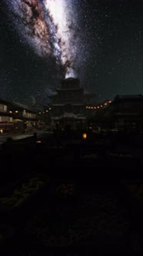 Une brillante Voie lactée au-dessus d'un complexe de temples japonais