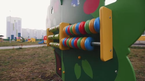 Abakus mit großen hölzernen Zählperlen auf dem Spielplatz