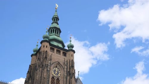 Ein Glockenturm auf einem Gebäude mit blauem Himmel im Hintergrund
