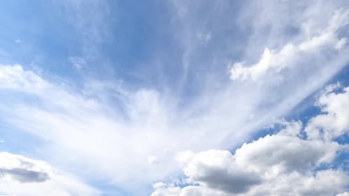 Transformation de cumulus et de spindrift dans le ciel estival.