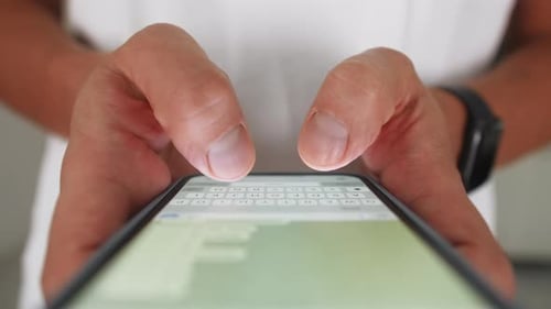 Frau, die online auf dem Smartphone chattet, Makro, Nahaufnahme, Textnachricht, Berühren der Touchscreen-Tastatur