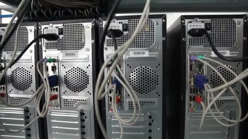 Rückseite der Systemeinheiten mit Kabeln, Anschlüssen und Anschlüssen