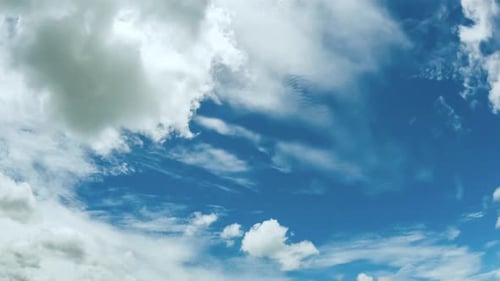 Blauer Himmel mit flauschigen Wolken, Zeitraffer an einem sonnigen Tag, 4K-Filmmaterial.