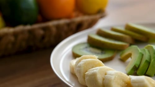 Nahaufnahme eines Obsttellers, der sich neben dem Obstkorb gegen den Uhrzeigersinn dreht