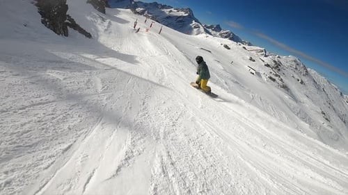Snowboarder macht in Zeitlupe breite Kurven