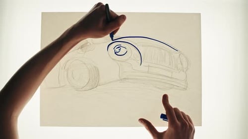 Junger Künstler zeichnet ein neues Automodell mit Bleistift auf weißem Papier Der Konstrukteur von Autos