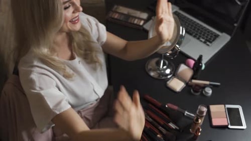 Una bloguera de belleza está haciendo un Vídeo para sus Seguidores