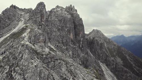 Belle vue aérienne des montagnes alpines 11er (Stubai, Autriche). Passage de formations rocheuses en vol