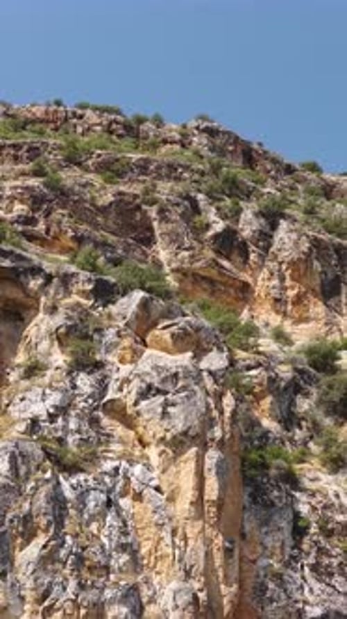 Vertikale Videodrohnenaufnahme der Stadt Halfeti mit Hügeln und Fluss