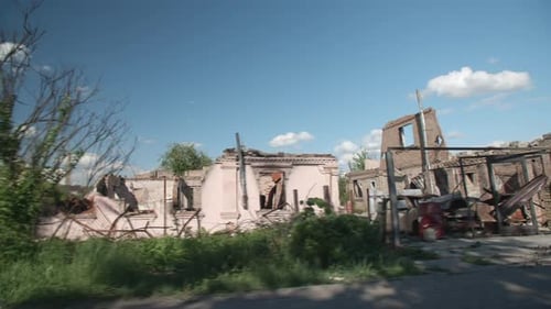Zerstörte verbrannte Zivilhäuser während der russischen Aggression in der Ukraine