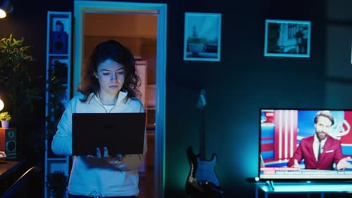 Científico informático caminando en casa desarrollando software con una computadora portátil