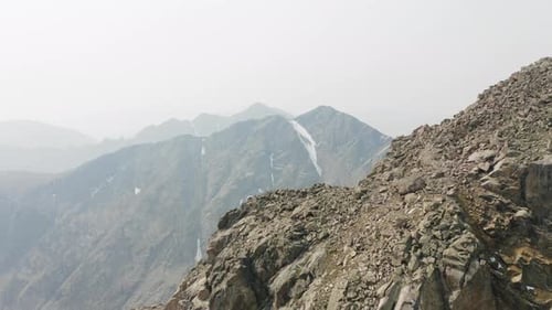 Heli View Mountain Cliffside - Vue aérienne 4K