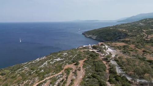 Vista aérea de la costa de Zante con velero y pintorescas colinas en la distancia
