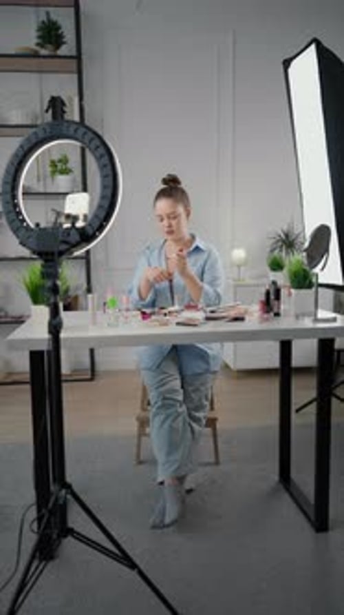 Bloguera de belleza habla sobre el cuidado de las cejas y el maquillaje para sus seguidores Vídeo vertical Mujer influencer