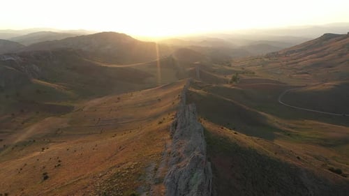 Vista aérea de penhascos, montanhas e estrada ao pôr do sol 2
