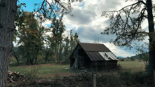 Imagen panorámica de una espeluznante choza abandonada