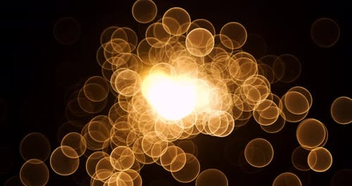 Abstrakte glühende goldene Bokeh-Blasenpartikel, die auf schwarzem Hintergrund fliegen. Bokeh aus Orangerotgold