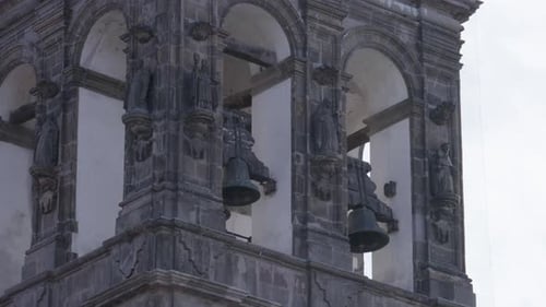 Der Glockenturm eines katholischen Tempels im alten Stil
