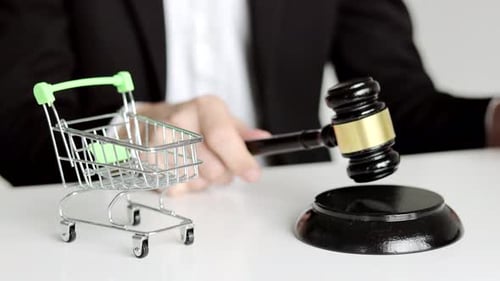 Ley de Derechos del Consumidor. Un juez golpea a Gavel desde una manzana en la sala del tribunal
.