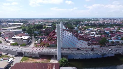 Vue aérienne du pont Sei Alalak situé à Banjarmasin, connu comme le premier pont voûté