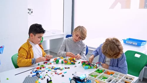 Robotik-Programmierkurs Kinder konstruieren und Code Roboter-STEM-Unterricht mit Konstruktorblöcken