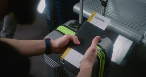 Fechamento do terminal do aeroporto de passageiros com bagagem na sala de embarque do hub da companhia aérea