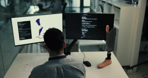 Daten, Entwicklung und Person am Computerbildschirm mit Beinprothese, Codierung