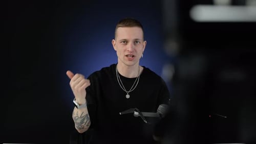 Mann hält Drohnenkamera in der Hand, während Videobewertung aufgenommen wird