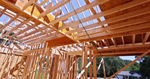 Unter Verwendung von Traversen und Sparren als Gerüsten können Dachbalken aus Holz gebaut werden