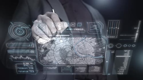 Geschäftsmann nutzt futuristische digitale Schnittstelle mit Stadtplan und Datenanalyse