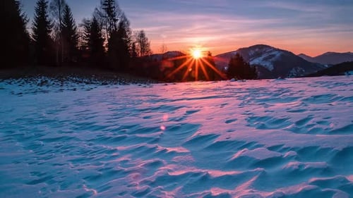 Sonnenaufgang in der gefrorenen Natur Blauer Wintermorgen