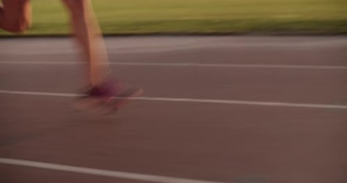 Weibliche Sprinterin läuft während des Trainings schnell auf der Strecke