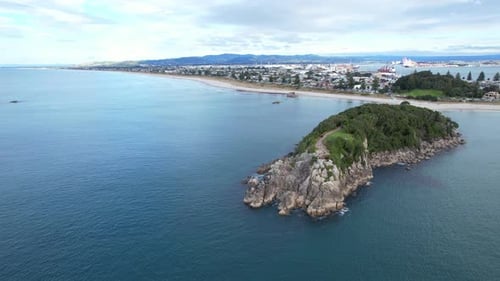L'île de Moturiki au large de la plage du mont Maunganui, dans l'île du Nord de la Nouvelle-Zélande. Prise de vue aérienne par Drone