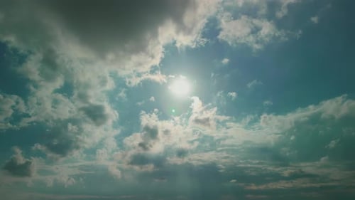 Umfangreiches Filmmaterial von stürmischen Wolken, die sich nach Ablauf starker Regenfälle am Himmel bilden