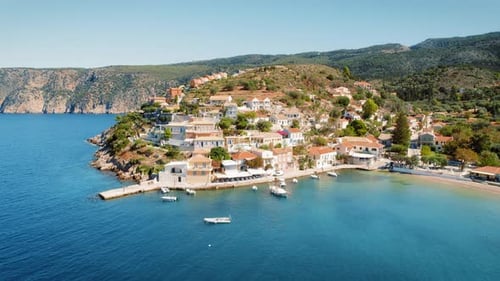 Encantador pueblo de Assos con casas junto al mar y pequeñas embarcaciones en la costa de Cefalonia