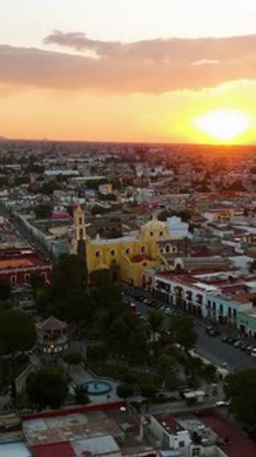 Drone vertical filmé autour de l'église de Huamantla, coucher de soleil coloré au Mexique