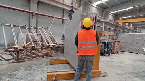Transporte de losas de piedra con grúa