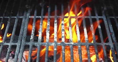 Auf dem Grill brennt Feuer, um die Kohlen für das Grillen vorzubereiten