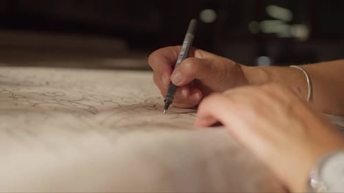Ilustración de bolígrafo hecha a mano sobre tela para bordar, de cerca
