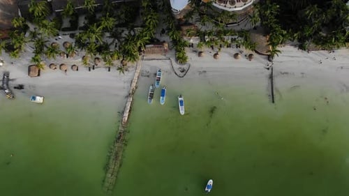 Vue aérienne, vue ascendante, montrant des bateaux-pompes sur le rivage d'Isla Holbox, au Mexique, vue panoramique sur