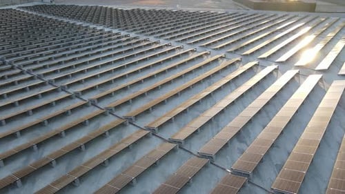 Luftaufnahme von Sonnenkollektoren in einem Solarpark, der zur Erzeugung sauberer Energie verwendet wird. Alternative Quelle für