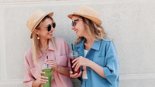 Duas lindas mulheres posando na rua