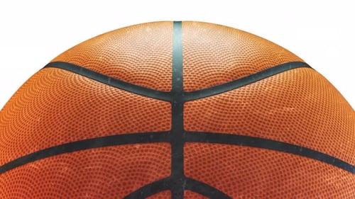 Collection Game Time : un élément de transition représentant un gros ballon de basket brun apparaissant sur un écran noir