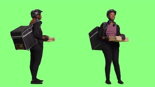 Afroamerikanischer Kurier hält Pizzaschachteln zur Lieferung von Bestellungen zum Mitnehmen