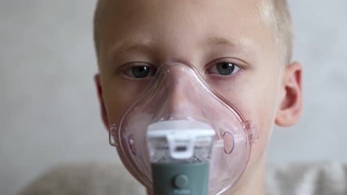 Garçon malade subissant une thérapie par inhalation pour la prévention de l'asthme et du rhume