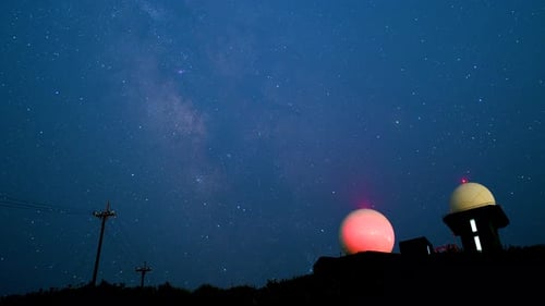 Milky Way: Watch the night view of the starry sky. The radome glows red.