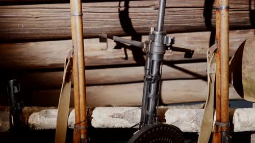 Stilisierung von Schützengräben in einem Unterstand mit Waffen aus dem Zweiten Weltkrieg