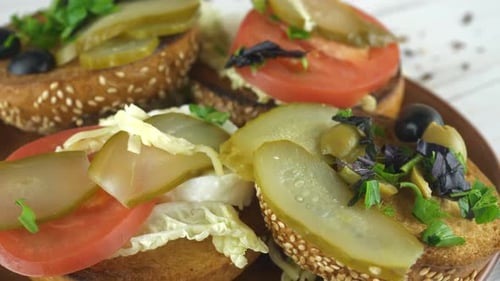Gesundes Essen. Sandwich auf einem gerösteten Sesambrötchen in Nahaufnahme
