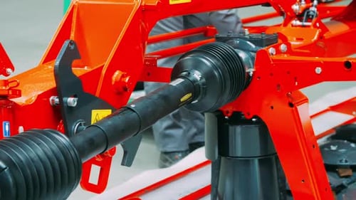 Befestigungsmutter für Arbeiter an Industrieeinheit mit Universal-Steckschlüssel. Arbeiter verwendet